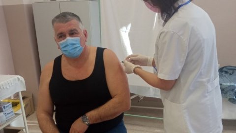 ВЕЛИКО ИНТЕРЕСОВАЊЕ ЗА ИМУНИЗАЦИЈА У СОМБОРУ: Вакцину примило преко 700 људи ВЕЛИКО ИНТЕРЕСОВАЊЕ ЗА ИМУНИЗАЦИЈА У СОМБОРУ: Вакцину примило преко 700 људи