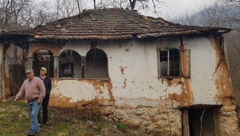 НЕЋЕ СЕ ЗАБОРАВИТИ ДОМ “ОКА СОКОЛОВОГ”: Кућа легендарног војника Драгутина Матића у селу Калетинац подно Суве планине чека мајсторе НЕЋЕ СЕ ЗАБОРАВИТИ ДОМ “ОКА СОКОЛОВОГ”: Кућа легендарног војника Драгутина Матића у селу Калетинац подно Суве планине чека мајсторе