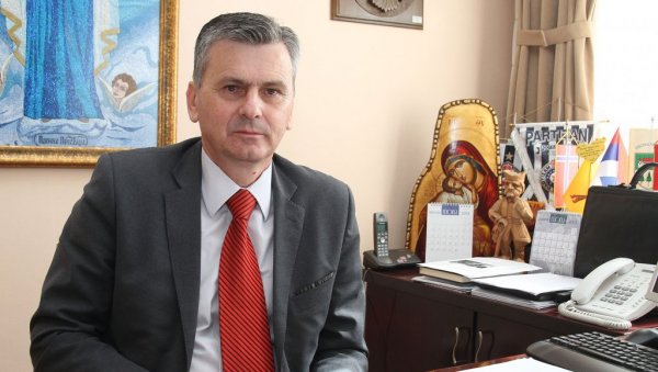 ПОКЛОН ЗЛАТИБОРАЦА: “Спортска” шљивовица за Вучића ПОКЛОН ЗЛАТИБОРАЦА: “Спортска” шљивовица за Вучића