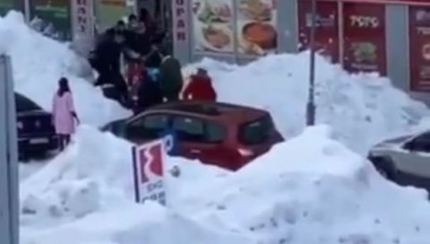 ЈЕЗИВ СНИМАК: Снег затрпао мајку и дете (2) у центру Жабљака - грађани голим рукама покушавали да их извуку (ВИДЕО) ЈЕЗИВ СНИМАК: Снег затрпао мајку и дете (2) у центру Жабљака - грађани голим рукама покушавали да их извуку (ВИДЕО)