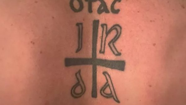 ПОШТУЈЕ СРПСКЕ КОРЕНЕ: Звезда америчког фудбала на овај начин одаје почаст српским прецима (ВИДЕО) ПОШТУЈЕ СРПСКЕ КОРЕНЕ: Звезда америчког фудбала на овај начин одаје почаст српским прецима (ВИДЕО)