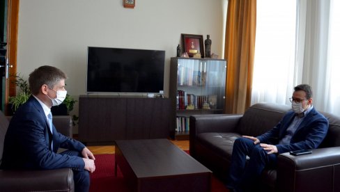 SVETAO PRIMER SVIMA: Petar Petković, direktor Kancelarije za Kosovo i Metohiju sa Arno Gujonom SVETAO PRIMER SVIMA: Petar Petković, direktor Kancelarije za Kosovo i Metohiju sa Arno Gujonom