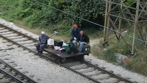 ДРАМА НА ПРУЗИ ПРИБОЈ-УЖИЦЕ: Откачила се дресина, јурила 15 километара, радници трчали за њом ДРАМА НА ПРУЗИ ПРИБОЈ-УЖИЦЕ: Откачила се дресина, јурила 15 километара, радници трчали за њом