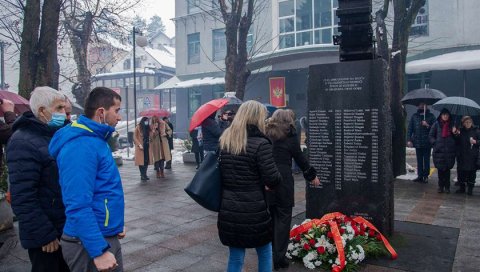ЈОШ ЈЕДНА ПОЧАСТ СТРАДАЛИМ ПУТНИЦИМА: У Бијелом Пољу обележена годишњица железничк несреће ЈОШ ЈЕДНА ПОЧАСТ СТРАДАЛИМ ПУТНИЦИМА: У Бијелом Пољу обележена годишњица железничк несреће