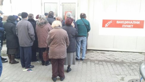 ВАКЦИНИСАНО СКОРО 2.300 ШАПЧАНА Кризни штаб апелује: Нема опуштања! ВАКЦИНИСАНО СКОРО 2.300 ШАПЧАНА Кризни штаб апелује: Нема опуштања!