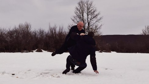 ПАЛМА ОБОРИО СПАРИНГ ПАРТНЕРА, ПА ПОРУЧИО: Велики поздрав за новинара Филипа Чукановића (ВИДЕО) ПАЛМА ОБОРИО СПАРИНГ ПАРТНЕРА, ПА ПОРУЧИО: Велики поздрав за новинара Филипа Чукановића (ВИДЕО)