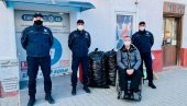 ПОДРШКА АКЦИЈИ „САКУПИ ХУМАНИ ЧЕП“: Вршачки полицајци прикупили два пуна џака чепова ПОДРШКА АКЦИЈИ „САКУПИ ХУМАНИ ЧЕП“: Вршачки полицајци прикупили два пуна џака чепова