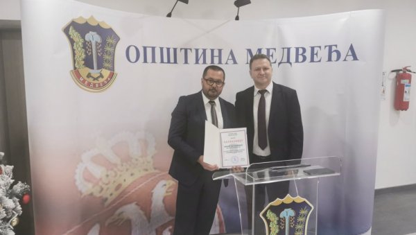 БАР ДА ИМАЈУ ЗА ХЛЕБ: Дар Богатића Медвеђи, да лакше поднесу последице поплава (ФОТО) БАР ДА ИМАЈУ ЗА ХЛЕБ: Дар Богатића Медвеђи, да лакше поднесу последице поплава (ФОТО)