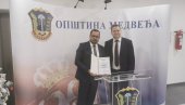 БАР ДА ИМАЈУ ЗА ХЛЕБ: Дар Богатића Медвеђи, да лакше поднесу последице поплава (ФОТО) БАР ДА ИМАЈУ ЗА ХЛЕБ: Дар Богатића Медвеђи, да лакше поднесу последице поплава (ФОТО)