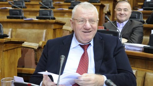 ŠEŠELJ SUTRA U EMISIJI JUTARNJE NOVOSTI: Lider radikala govoriće o pokušaju obojene revolucije u Srbiji ŠEŠELJ SUTRA U EMISIJI JUTARNJE NOVOSTI: Lider radikala govoriće o pokušaju obojene revolucije u Srbiji