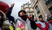 НОВИ ПРОТЕСТ У ПАРИЗУ: Грађани против укидања радних места (ФОТО)