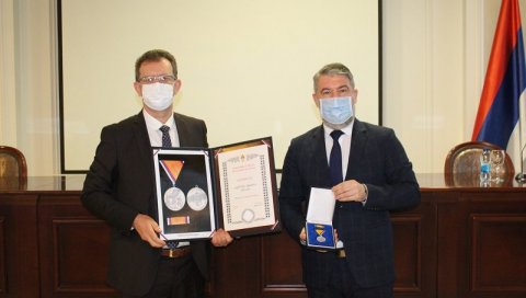 ЗАХВАЛНОСТ ЗА БОРБУ ПРОТИВ КОРОНЕ: Медаље Републике Српске домовима здравља ЗАХВАЛНОСТ ЗА БОРБУ ПРОТИВ КОРОНЕ: Медаље Републике Српске домовима здравља