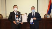 ЗАХВАЛНОСТ ЗА БОРБУ ПРОТИВ КОРОНЕ: Медаље Републике Српске домовима здравља ЗАХВАЛНОСТ ЗА БОРБУ ПРОТИВ КОРОНЕ: Медаље Републике Српске домовима здравља