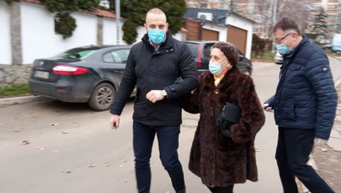ПОМОЋ НАЈСТАРИЈИМА: У Раковици грађане на имунизацију возио и председник општине ПОМОЋ НАЈСТАРИЈИМА: У Раковици грађане на имунизацију возио и председник општине