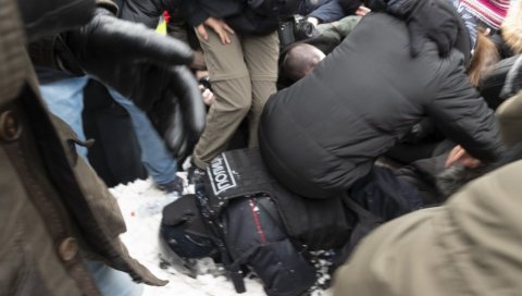 КРИВИЧНЕ ПРИЈАВЕ ЗБОГ НАСИЉА НАД ПОЛИЦИЈОМ: Након протеста у Москви истражитељи су покренули поступак КРИВИЧНЕ ПРИЈАВЕ ЗБОГ НАСИЉА НАД ПОЛИЦИЈОМ: Након протеста у Москви истражитељи су покренули поступак