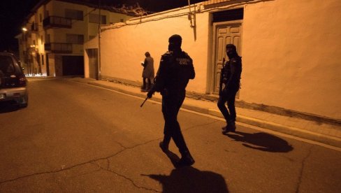 PALI ZBOG PRANJA NOVCA: Policija uhapsila dve osobe, pretreseno nekoliko kuća PALI ZBOG PRANJA NOVCA: Policija uhapsila dve osobe, pretreseno nekoliko kuća