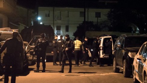 7, 5 TONA KOKAINA NAĐENO MEĐU SMRZNUTOM TUNJEVINOM: U Španiji uhapšeno 20 osoba, pripadnika dve kriminalne grupe sa Balkana 7, 5 TONA KOKAINA NAĐENO MEĐU SMRZNUTOM TUNJEVINOM: U Španiji uhapšeno 20 osoba, pripadnika dve kriminalne grupe sa Balkana