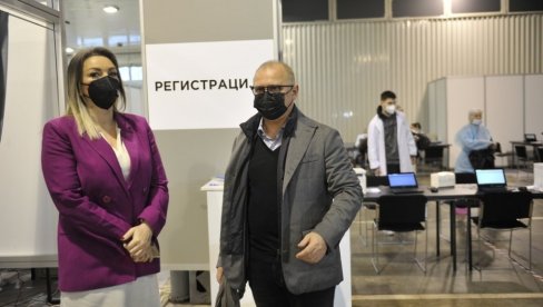 У БЕОГРАДУ ЈУЧЕ ВАКЦИНИСАНО 759 ЉУДИ: Весић објавио који број имунизованих недостаје престоници како бисмо испунили циљ У БЕОГРАДУ ЈУЧЕ ВАКЦИНИСАНО 759 ЉУДИ: Весић објавио који број имунизованих недостаје престоници како бисмо испунили циљ
