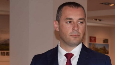 ГРАФИТИ - ЧИН ИЗ КУХИЊА ДПС: Председник Општине Беране осудио вандализам у МЗ Долац (ФОТО) ГРАФИТИ - ЧИН ИЗ КУХИЊА ДПС: Председник Општине Беране осудио вандализам у МЗ Долац (ФОТО)