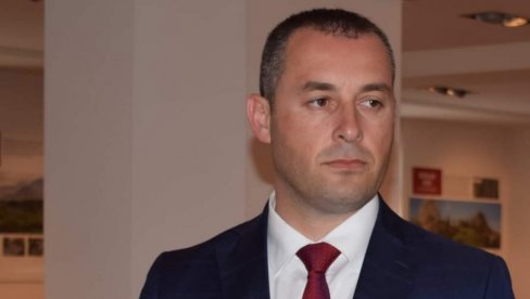 ГРАФИТИ - ЧИН ИЗ КУХИЊА ДПС: Председник Општине Беране осудио вандализам у МЗ Долац (ФОТО) ГРАФИТИ - ЧИН ИЗ КУХИЊА ДПС: Председник Општине Беране осудио вандализам у МЗ Долац (ФОТО)