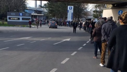 НАВАЛА ЗА ВАКЦИНАЦИЈУ: Ред на Београдском сајму до рампе, грађани стрпљиво чекају на имунизацију (ФОТО) НАВАЛА ЗА ВАКЦИНАЦИЈУ: Ред на Београдском сајму до рампе, грађани стрпљиво чекају на имунизацију (ФОТО)
