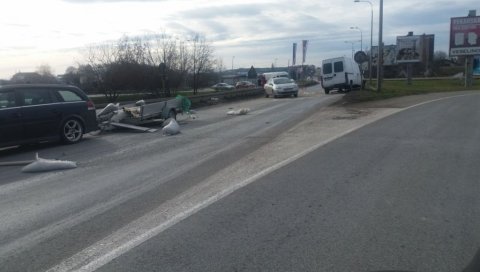 САОБРАЋАЈКА КОД ШАБАЧКОГ МОСТА НА САВИ: Од силине удара товар из приколице завршио на путу (ФОТО) САОБРАЋАЈКА КОД ШАБАЧКОГ МОСТА НА САВИ: Од силине удара товар из приколице завршио на путу (ФОТО)