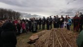ТУГА: У истом дану сахрањени отац и син! Потресне сцене на гробљу Руду ТУГА: У истом дану сахрањени отац и син! Потресне сцене на гробљу Руду