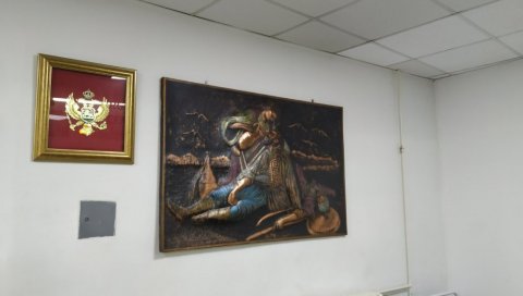 ВРАЋЕНА КОСОВКА ДЕВОЈКА: Исправљена неправда над уметничким делом у Ургентном центру Подгорица - слика све време била у подруму (ФОТО) ВРАЋЕНА КОСОВКА ДЕВОЈКА: Исправљена неправда над уметничким делом у Ургентном центру Подгорица - слика све време била у подруму (ФОТО)