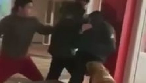 ШЕСТОРИЦА МАЛОЛЕТНИКА ПРЕТУКЛА ШКОЛСКОГ ДРУГА: Актери вршњачког насиља у Бару прошле године згрозили регион ШЕСТОРИЦА МАЛОЛЕТНИКА ПРЕТУКЛА ШКОЛСКОГ ДРУГА: Актери вршњачког насиља у Бару прошле године згрозили регион