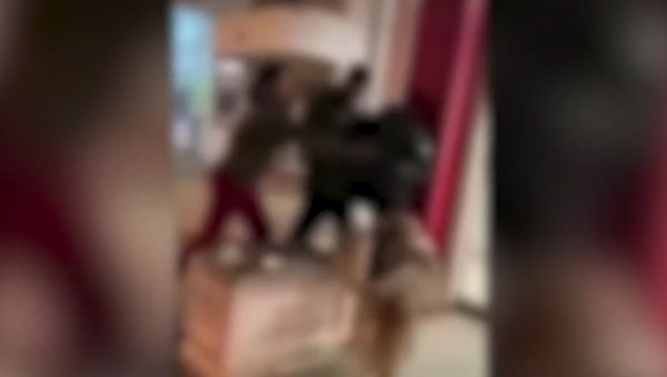 ЗАСТРАШУЈУЋИ СНИМАК ИЗ БАРА: Дечака (13) брутално туку, док други све то посматрају и снимају (ВИДЕО) ЗАСТРАШУЈУЋИ СНИМАК ИЗ БАРА: Дечака (13) брутално туку, док други све то посматрају и снимају (ВИДЕО)