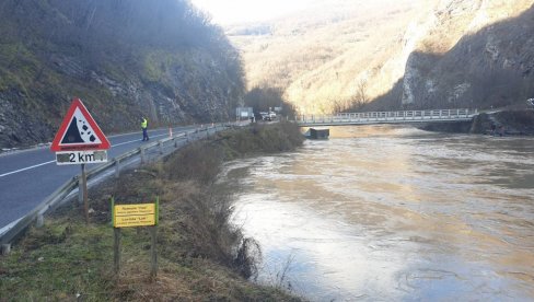 MUŠKARAC IZVRŠIO SAMOUBISTVO KOD PRIJEPOLJA: Dodao gas, pa sleteo u Lim - vozilo još uvek nije pronađeno MUŠKARAC IZVRŠIO SAMOUBISTVO KOD PRIJEPOLJA: Dodao gas, pa sleteo u Lim - vozilo još uvek nije pronađeno