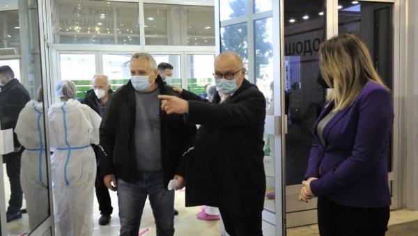 „ПОЧЕЛА ВАКЦИНАЦИЈА У ХАЛИ 3“: Весић сачекао прве грађане који су дошли да приме вакцину (ФОТО) „ПОЧЕЛА ВАКЦИНАЦИЈА У ХАЛИ 3“: Весић сачекао прве грађане који су дошли да приме вакцину (ФОТО)