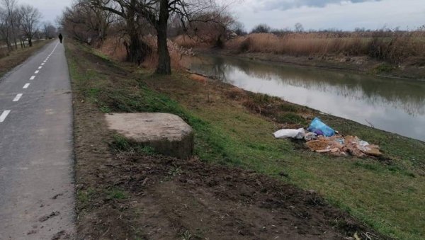 ДИВЉЕ ДЕПОНИЈЕ НА ПЕРИФЕРИЈИ: Несавесни грађани одлажу отпад где му није место нарушавајући тиме животну околину ДИВЉЕ ДЕПОНИЈЕ НА ПЕРИФЕРИЈИ: Несавесни грађани одлажу отпад где му није место нарушавајући тиме животну околину