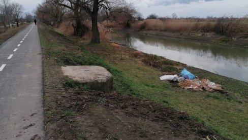 ДИВЉЕ ДЕПОНИЈЕ НА ПЕРИФЕРИЈИ: Несавесни грађани одлажу отпад где му није место нарушавајући тиме животну околину ДИВЉЕ ДЕПОНИЈЕ НА ПЕРИФЕРИЈИ: Несавесни грађани одлажу отпад где му није место нарушавајући тиме животну околину