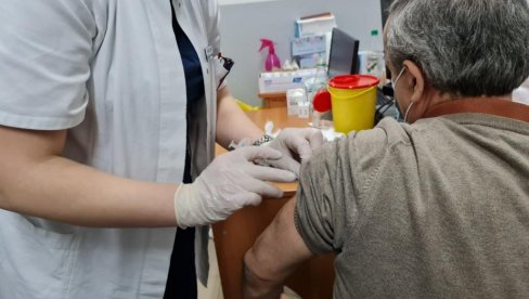 ИМУНИЗАЦИЈА СЕ СПРОВОДИ НА ТРИ ПУНКТА: Готово хиљаду Новопазараца примило вакцину против вируса корона ИМУНИЗАЦИЈА СЕ СПРОВОДИ НА ТРИ ПУНКТА: Готово хиљаду Новопазараца примило вакцину против вируса корона