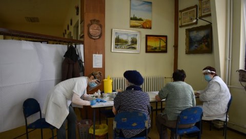 КИКИНЂАНИ МАСОВНО ВЕРУЈУ ДА ИХ ВАКЦИНА ШТИТИ ОД КОРОНЕ: Само за два дана инјекцију против ковида примило више од 1.100 грађана КИКИНЂАНИ МАСОВНО ВЕРУЈУ ДА ИХ ВАКЦИНА ШТИТИ ОД КОРОНЕ: Само за два дана инјекцију против ковида примило више од 1.100 грађана