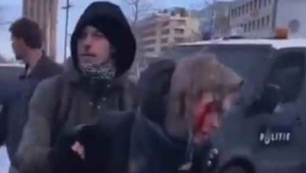 ОВАКО ИЗЛЕДАЈУ ДЕМОКРАТИЈА И ЉУДСКА ПРАВА: Нападају Путина, а своје грађане дочекују пендрецима и воденим топовима (УЗНЕМИРУЈУЋИ ВИДЕО) ОВАКО ИЗЛЕДАЈУ ДЕМОКРАТИЈА И ЉУДСКА ПРАВА: Нападају Путина, а своје грађане дочекују пендрецима и воденим топовима (УЗНЕМИРУЈУЋИ ВИДЕО)