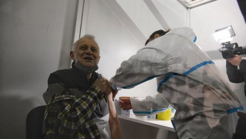 ДАНАС ВАКЦИНАЦИЈА РАДНИКА ИЗ ОБЛАСТИ КУЛТУРЕ: Бранко Коцкица међу првима примио вакцину (ВИДЕО) ДАНАС ВАКЦИНАЦИЈА РАДНИКА ИЗ ОБЛАСТИ КУЛТУРЕ: Бранко Коцкица међу првима примио вакцину (ВИДЕО)