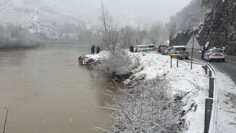 АУТОМ СЛЕТЕО У ЛИМ: У току потрага - висок водостај отежава посао припадницима Жандармерије (ВИДЕО) АУТОМ СЛЕТЕО У ЛИМ: У току потрага - висок водостај отежава посао припадницима Жандармерије (ВИДЕО)
