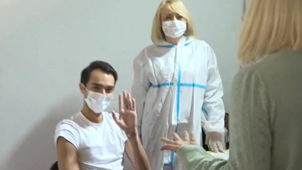 ФИЛИП ЧУКАНОВИЋ СЕ ВАКЦИНИСАО ПРЕД КАМЕРАМА: Водитељ открио зашто је одабрао баш кинеску вакцину! (ВИДЕО) ФИЛИП ЧУКАНОВИЋ СЕ ВАКЦИНИСАО ПРЕД КАМЕРАМА: Водитељ открио зашто је одабрао баш кинеску вакцину! (ВИДЕО)