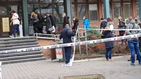 ПАНИКА ЗБОГ БОМБЕ У НОВОМ САДУ: Поново евакуисана зграда суда ПАНИКА ЗБОГ БОМБЕ У НОВОМ САДУ: Поново евакуисана зграда суда