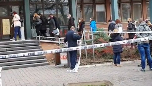 LAŽNA UZBUNA U NOVOM SADU: Zaposleni evakuisani kada je u sud stigla dojava - Neka budala je unela bombu LAŽNA UZBUNA U NOVOM SADU: Zaposleni evakuisani kada je u sud stigla dojava - Neka budala je unela bombu
