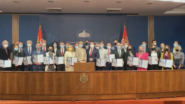 ПОДЕЉЕНО 29 СВЕТОСАВСКИХ НАГРАДА: Министар Ружић уручио признања (ВИДЕО) ПОДЕЉЕНО 29 СВЕТОСАВСКИХ НАГРАДА: Министар Ружић уручио признања (ВИДЕО)
