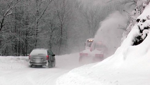 METAR SNEGA U OVOM MESTU: Svi putevi blokirani METAR SNEGA U OVOM MESTU: Svi putevi blokirani