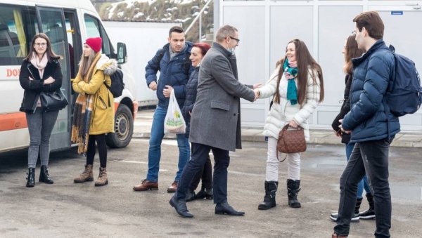 ЛЕП ПРИМЕР ИЗ ПРЊАВОРА: По 5.000 КМ за троје најбољих студената, још њих седам отпутовало на Јахорину (ФОТО) ЛЕП ПРИМЕР ИЗ ПРЊАВОРА: По 5.000 КМ за троје најбољих студената, још њих седам отпутовало на Јахорину (ФОТО)