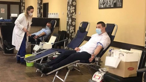 USPEŠNA AKCIJA DAVANJA KRVI U PLANDIŠTU: I predsednik opštine ponovo zavrnuo rukav USPEŠNA AKCIJA DAVANJA KRVI U PLANDIŠTU: I predsednik opštine ponovo zavrnuo rukav