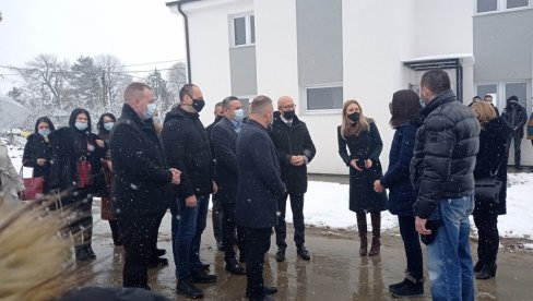 BORIĆEMO SE ZA SVAKI DOM I SVAKOG ČOVEKA: Predstanivici Srpske liste posetili Gračanicu (FOTO) BORIĆEMO SE ZA SVAKI DOM I SVAKOG ČOVEKA: Predstanivici Srpske liste posetili Gračanicu (FOTO)