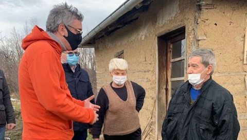 СТИГЛА ПОМОЋ НА ЈУГ СРБИЈЕ: Марко Чадеж уручио донацију Привредне коморе Србије за Лебане, Медвеђу и Бојник СТИГЛА ПОМОЋ НА ЈУГ СРБИЈЕ: Марко Чадеж уручио донацију Привредне коморе Србије за Лебане, Медвеђу и Бојник