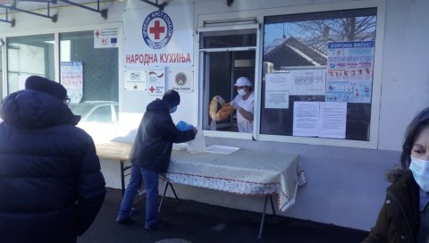 НА КАЗАНУ И ЖРТВЕ НАСИЉА : Одлуком града Сомбора право на оброке из народне кухиње имаће више угрожених грађана НА КАЗАНУ И ЖРТВЕ НАСИЉА : Одлуком града Сомбора право на оброке из народне кухиње имаће више угрожених грађана