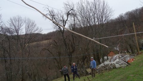 СА ДВЕ МОТКЕ ЧУВАЈУ СТРУЈУ: Житељи Доњих Лесковица код Ваљева сами брину да се не деси кратак спој СА ДВЕ МОТКЕ ЧУВАЈУ СТРУЈУ: Житељи Доњих Лесковица код Ваљева сами брину да се не деси кратак спој